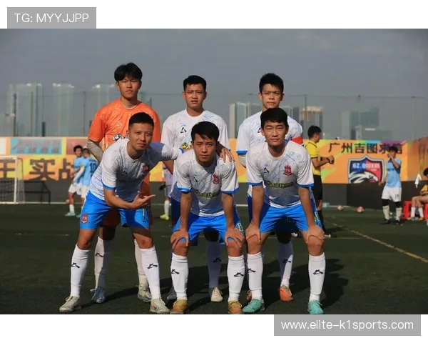 足球球星的多面人生他们在场上拼搏与场下的真实自我